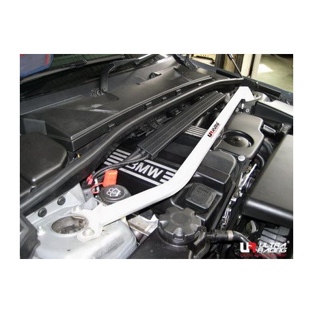 Strutbars (montanti) BMW 1 04-11 E87 (120i) 2.0 UltraRacing Barra anteriore&nbsp;superiore | race-shop.it